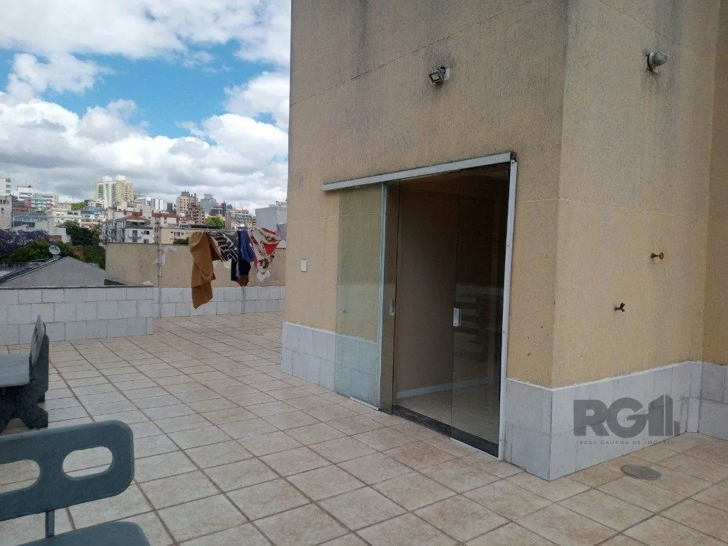 Imagem Vende prédio com 3 apartamentos, 9 dormitórios, 3 suíte, 3 salas amplas com churrasqueira, box 8 vaga coberta, 479 m² por R$ 2.150.000,00- São João - Porto Alegre/RS