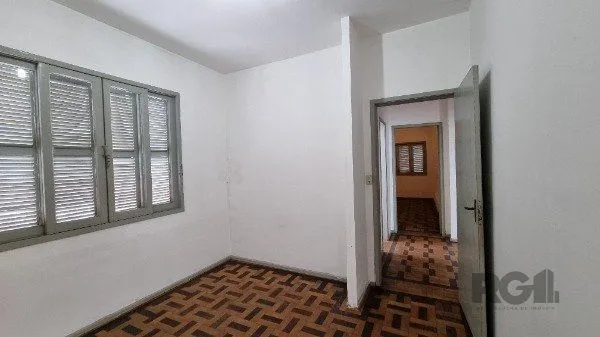 Imagem Casa /Sobrado com apartamento e loja, estacionamento, a venda no Bairro Jardim Itu. Lojão embaixo com dois banheiros e divisórias,