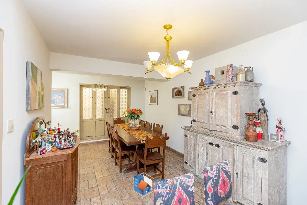 Imagem Sobrado para venda em Jardim das Bandeiras com 3 quartos, 232m²