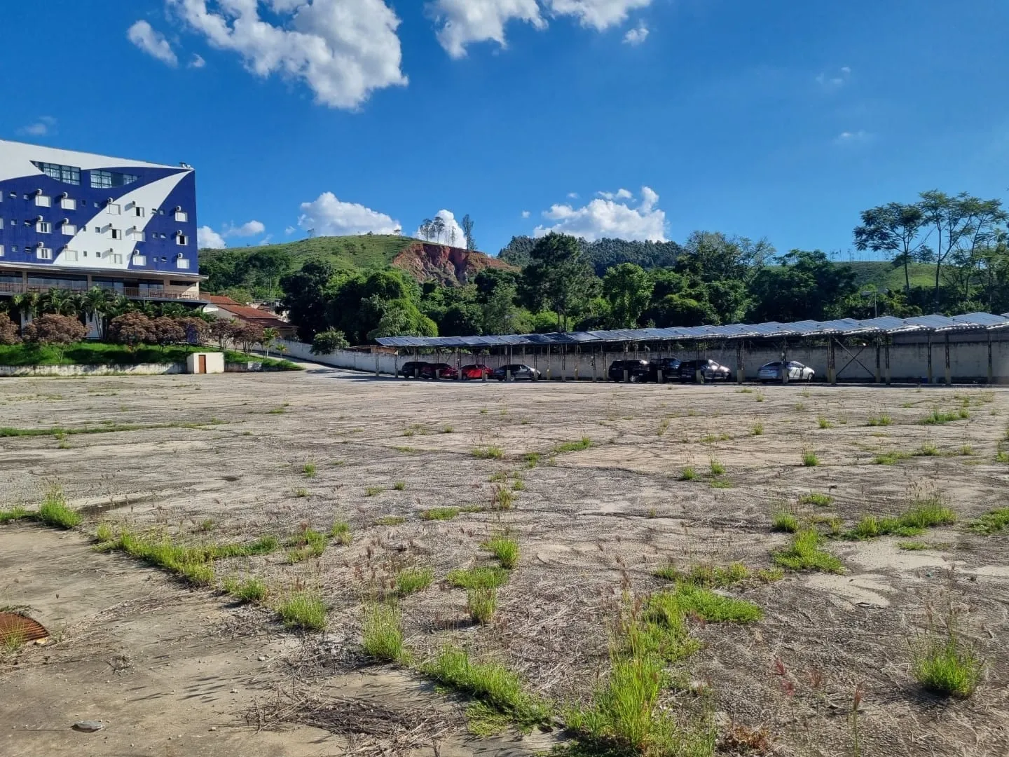 Imagem Terreno Plano e Cimentado com 5.356 m² para Estacionamento de Ônibus a 1.200 Metros da Basílica de Aparecida