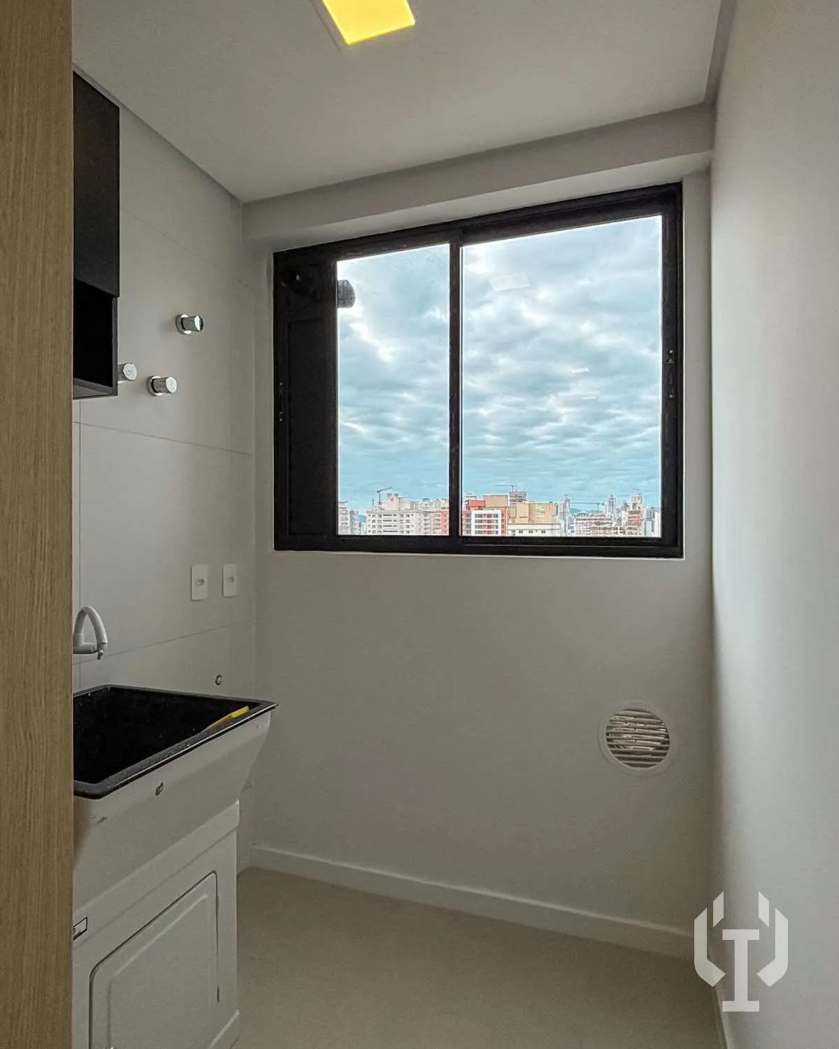 Imagem Apartamento semimobiliado com 2 suítes em Itapema