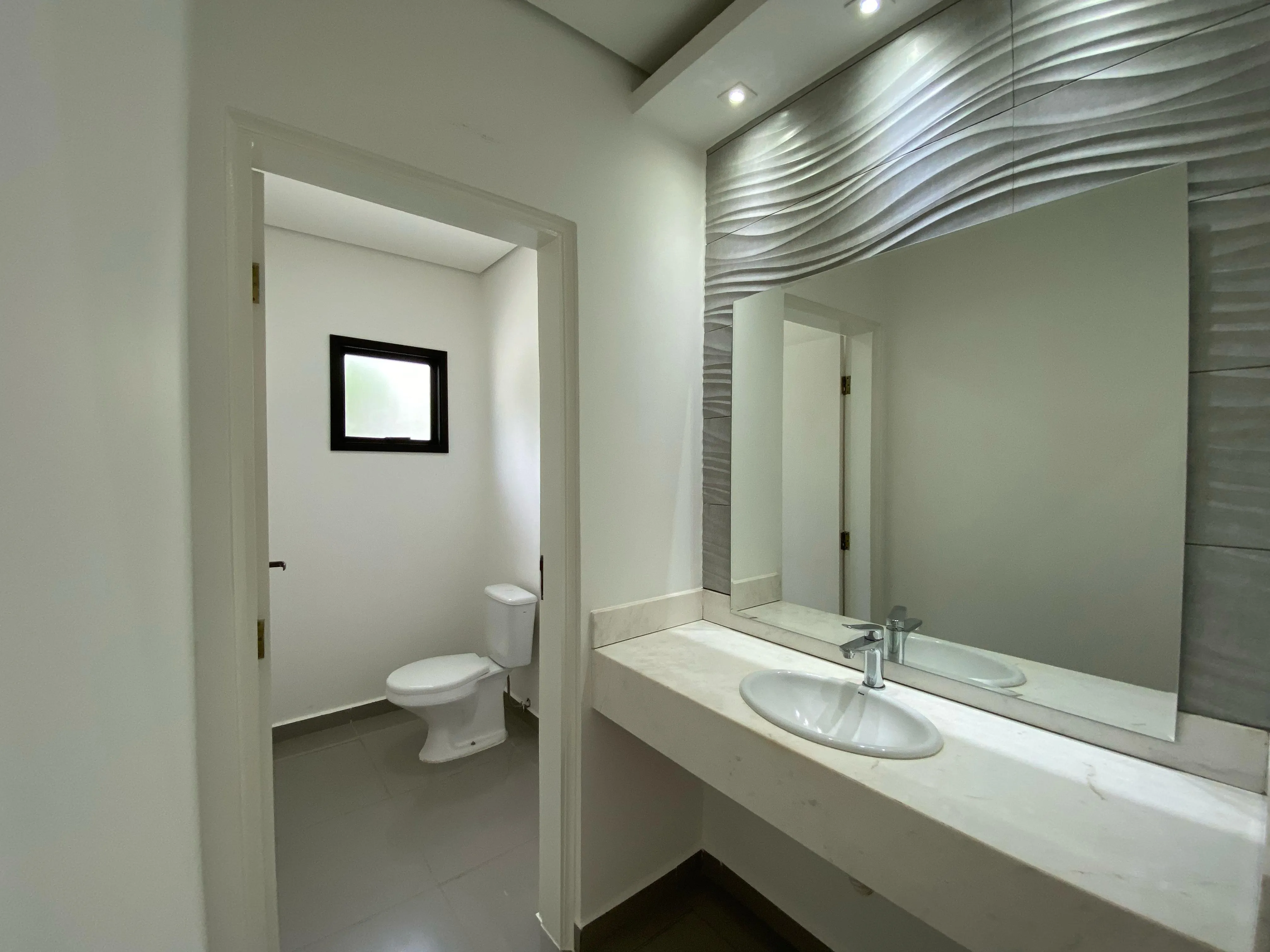 Imagem Casa no Condomínio Portal do Sabiá - 380m² de Área Construída, 3 Suítes e Piscina