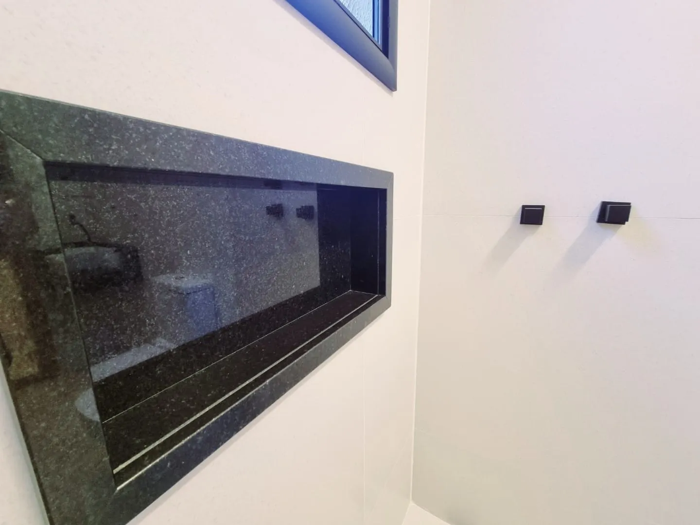 Imagem Exclusiva Casa Moderna no Condomínio Vila Romana: Ambientes Integrados, Área Gourmet, Suíte Ampla e Detalhes em LED para Conforto e Sofisticação