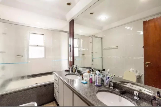 Imagem Imperdível: Apartamento à venda em Moema, São Paulo-SP, com 4 quartos, 1 suíte, 3 banheiros, 3 vagas de garagem e 188m² de área.