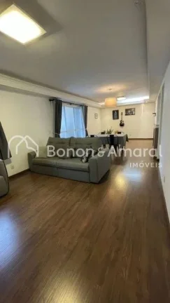 Imagem Este amplo apartamento em andar alto oferece excelente ventilação e uma vista livre para a cidade....