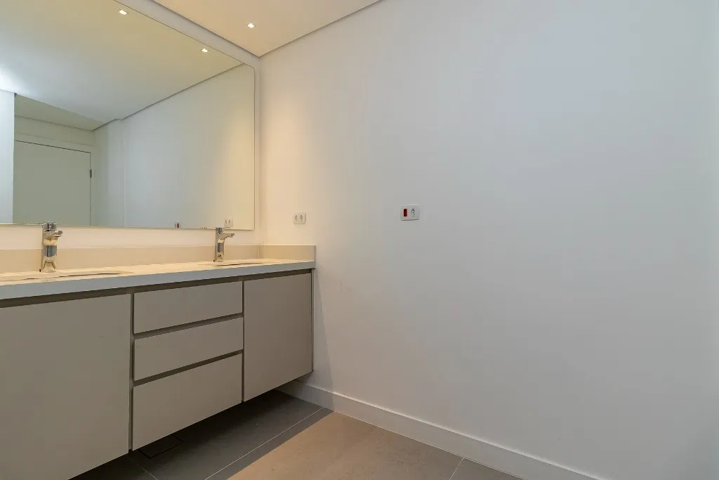 Imagem Apartamento à venda em Higienópolis, São Paulo-SP: 3 quartos, 2 suítes, 2 banheiros, 2 vagas, 230m² de área.