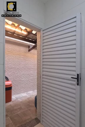 Imagem Sobrado Amplo c/ Área Gourmet - 3 Dorms e Suíte - Próx. à Praia