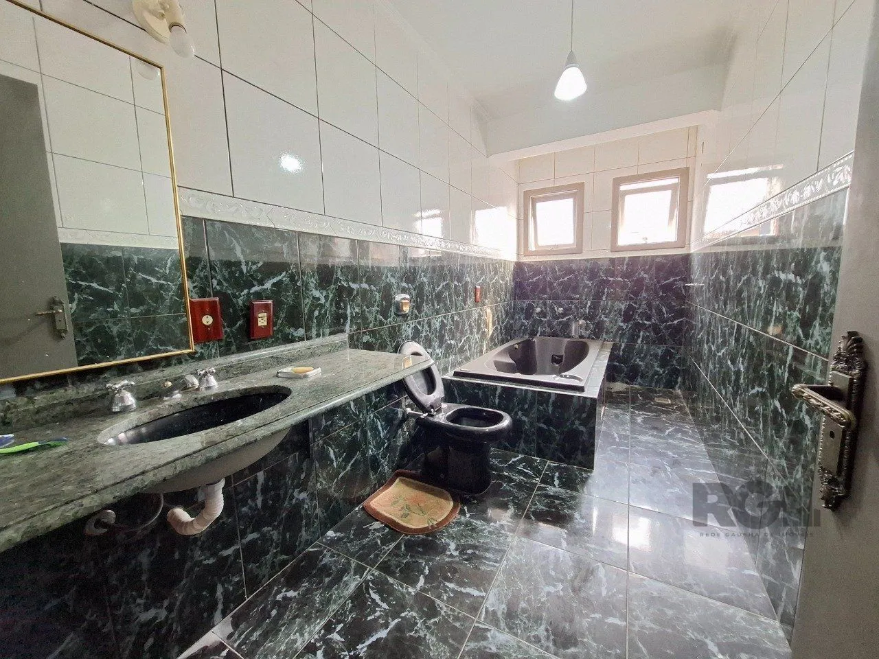 Imagem Casa com 537,00 m² com 04 dormitórios no Bairro Tristeza