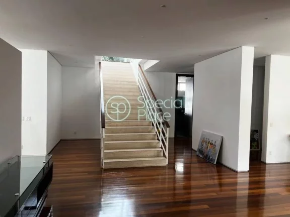 Imagem Casa com 850m² de área construída num terreno de 1.125m², Com projeto arquitetônico de João Ar...
