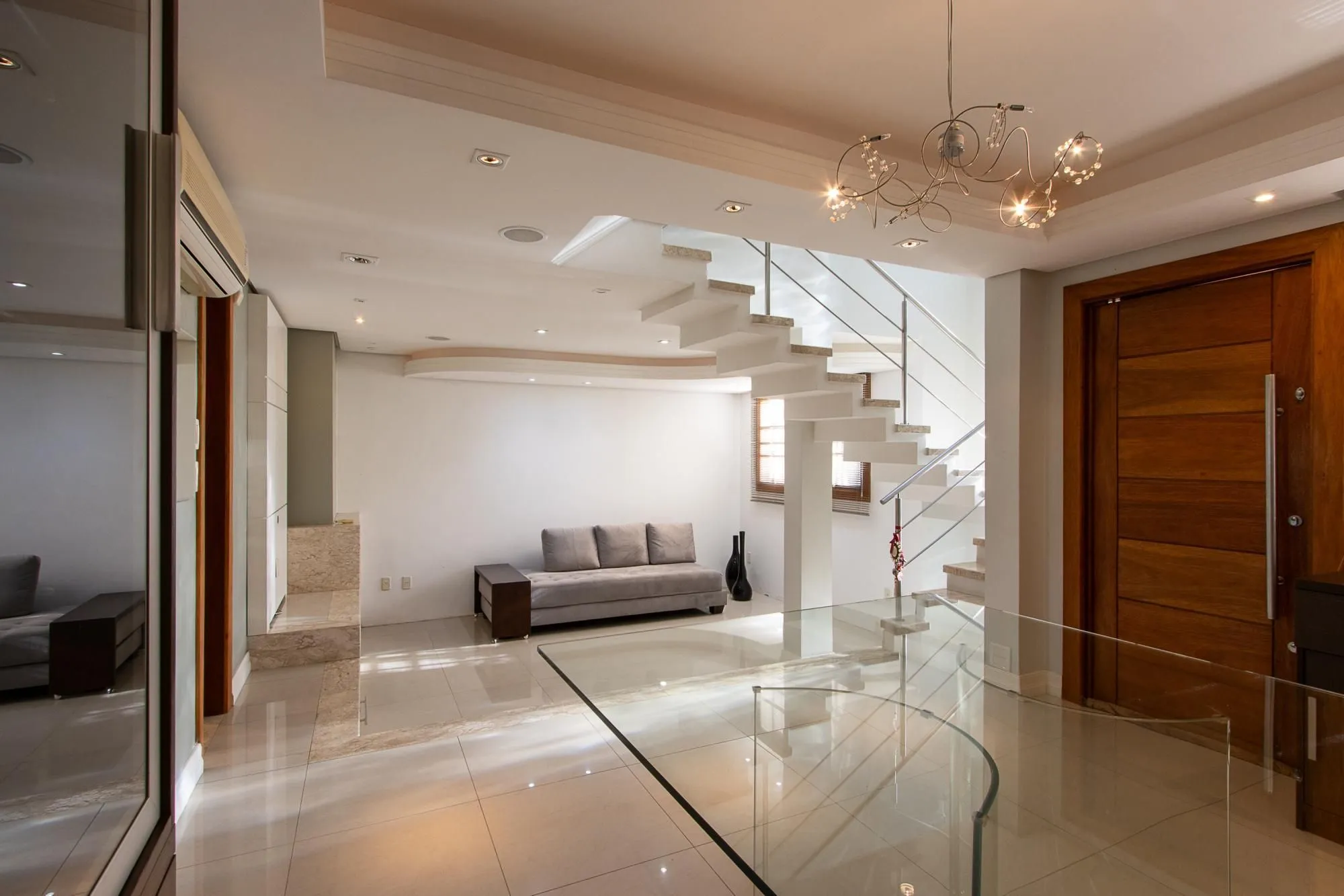 Imagem Excelente casa de 3 dormitórios, 1 suíte, pátio, piscina e vaga para 2 carros cobertas.