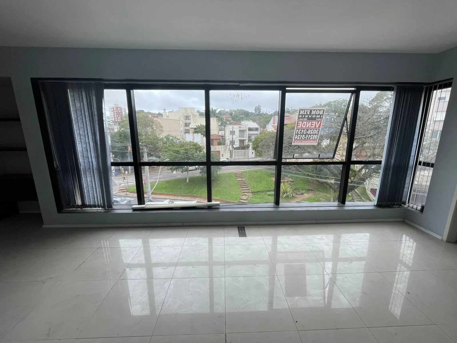 Imagem Sala comercial à venda em Porto Alegre, Menino Deus, 36m2