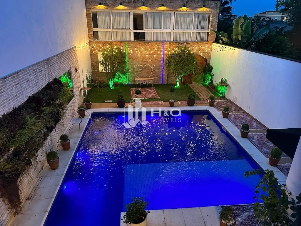 Imagem Oportunidade Mooca - Sobrado Alto Padrão com Piscina e 4 Suítes