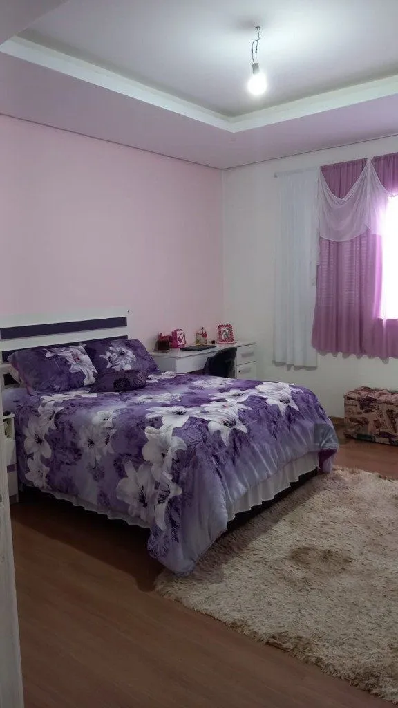 Imagem Casa com 4 dormitórios no bairro Vila Nova