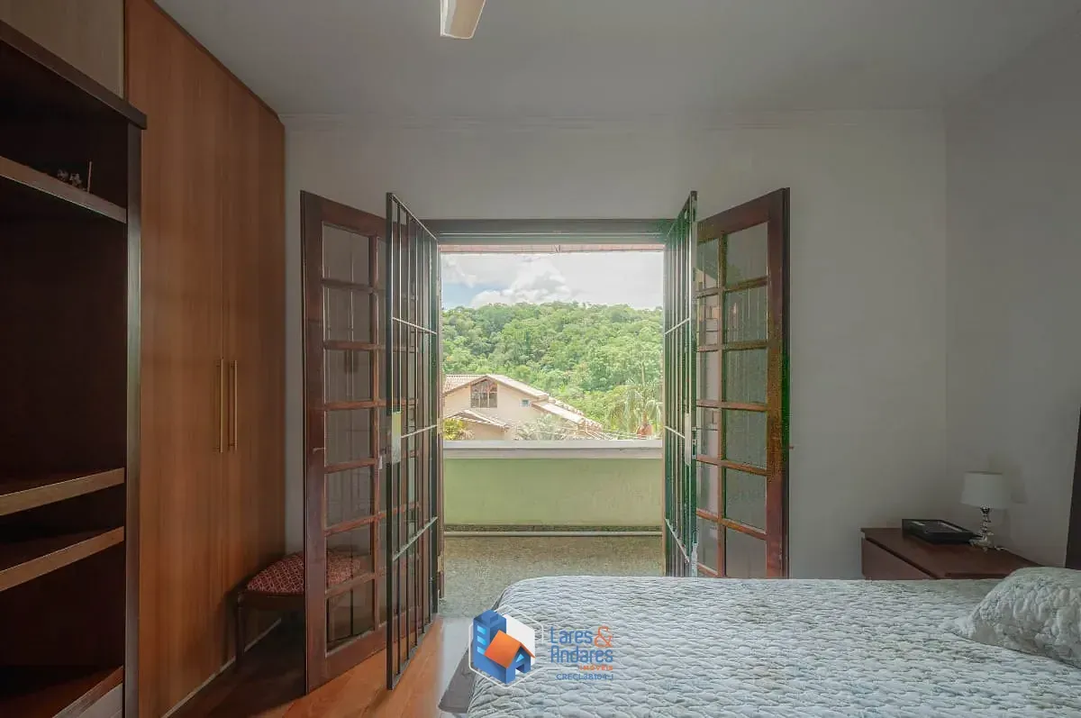 Imagem Sobrado para venda em Tremembé com 4 quartos, sendo 2 suítes, 236m²