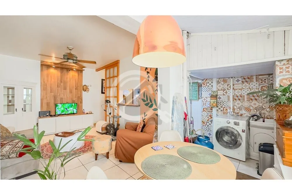 Imagem No Bairro Petrópolis, na Rua Dona Eugênia nº 964, apartamento térreo elevado com pátio, 1 dormi...