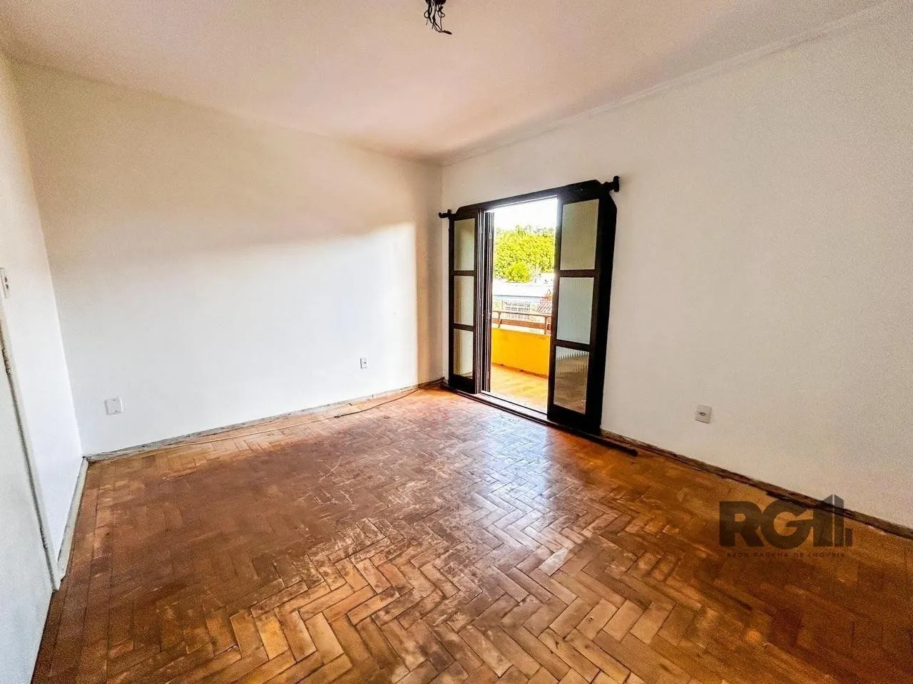 Imagem Casa com 2 salas comerciais, 3 quartos, vaga de garagem churrasqueira, suíte, no bairro Cavalhada, Porto Alegre/RS