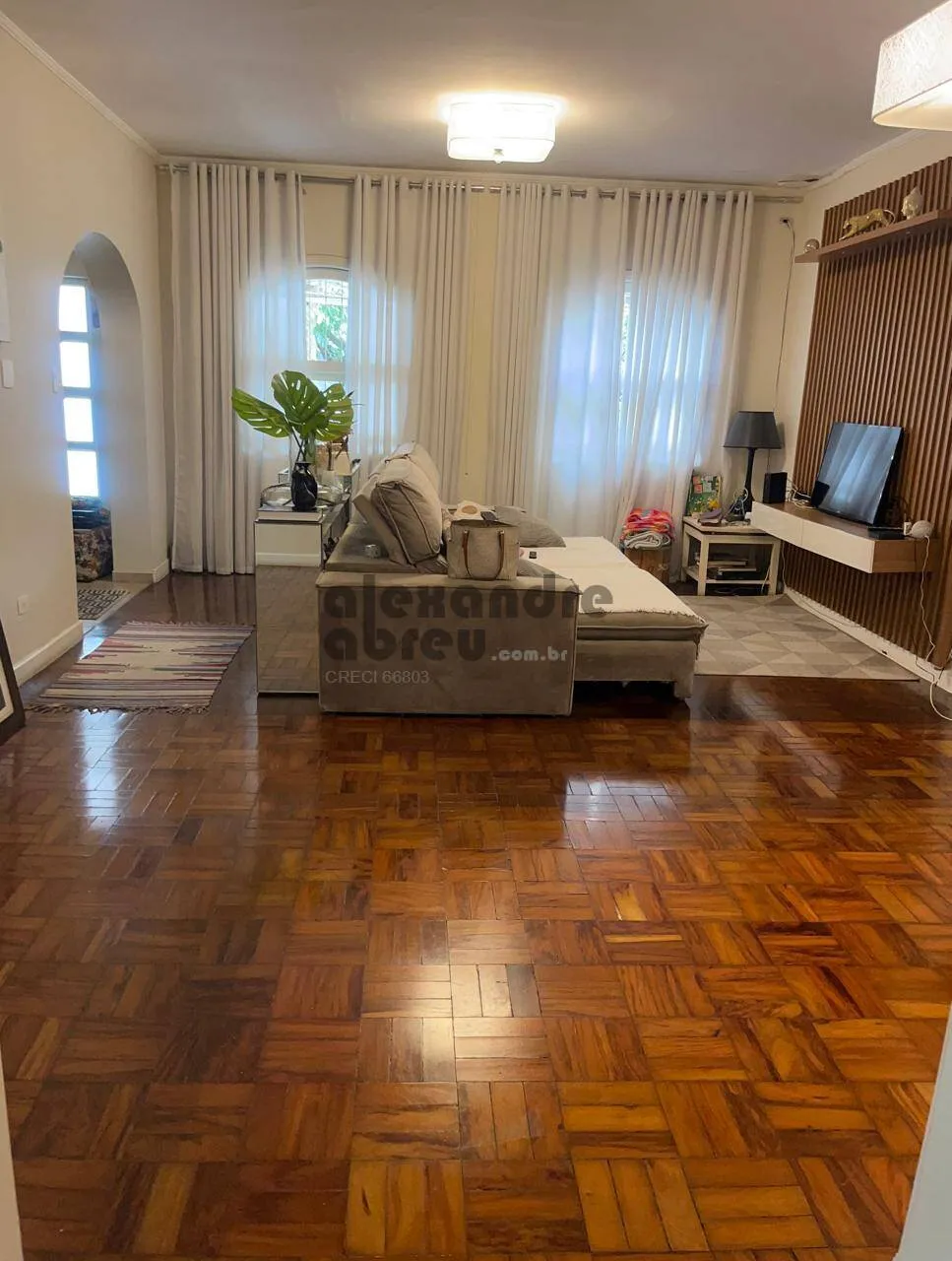 Imagem Casa com com 4 dormitórios próximo ao parque Ibiraquera.