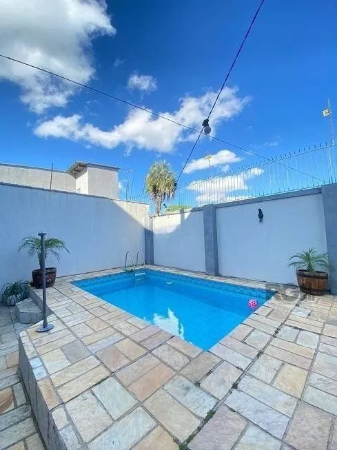 Imagem Excelente casa de 300m² com 4 dormitórios no bairro Sarandi.