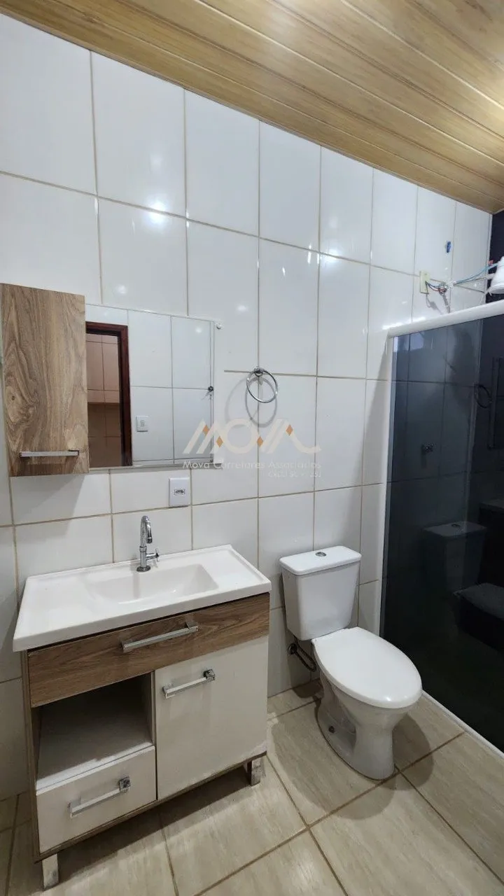 Imagem Casa localizada na Vila da Glória, em terreno de esquina, a aproximadamente 150 metros da praia.

S...