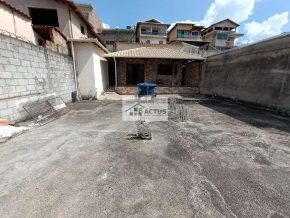 Casa Padrão - Residencial/Comercial - Pronto para morar em Rua Freitas de Oliveira