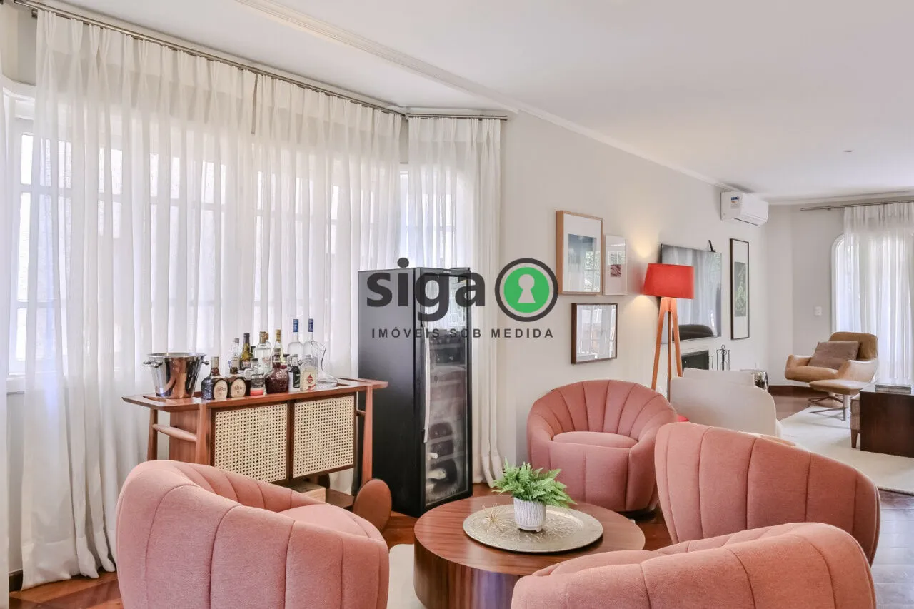 Imagem Casa sofisticada com 5 quartos, piscina privativa e sótão versátil!