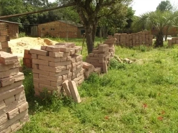 Imagem Lindo Terreno residencial com obra inacabada de 100m², condomínio fechado