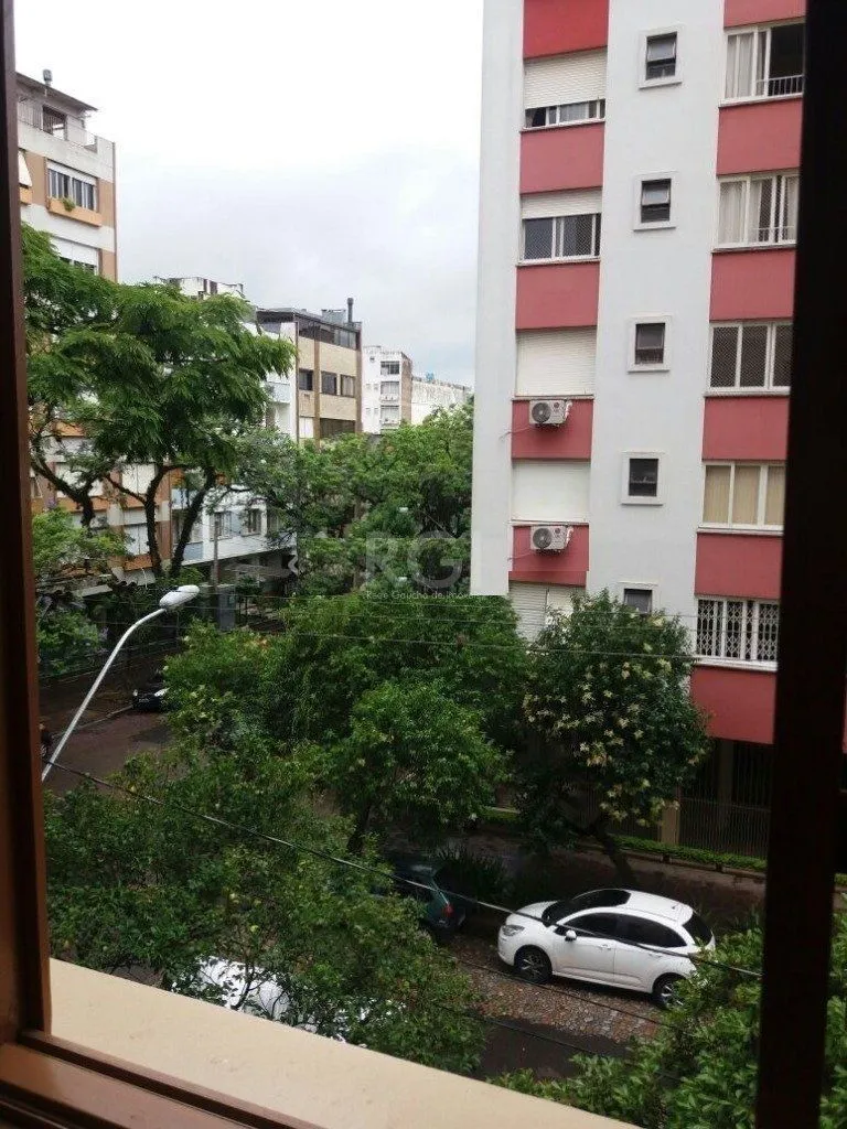 Imagem Apartamento de três dormitórios no bairro Independência em Porto Alegre.