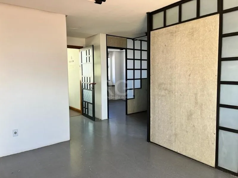 Imagem MÁFFER IMÓVEIS ALUGA - SALA COMERCIAL com 98 m² de área privativa, localizada em uma das avenidas mais estratégicas do bairro Floresta, com fácil acesso às principais vias, BRs e ao Aeroporto Salgado Filho.