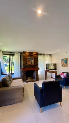 Imagem Casa de Alto Padrão em Garopaba-SC: 3 Suítes, 147m², Mobiliada, Próx. à Praia Central