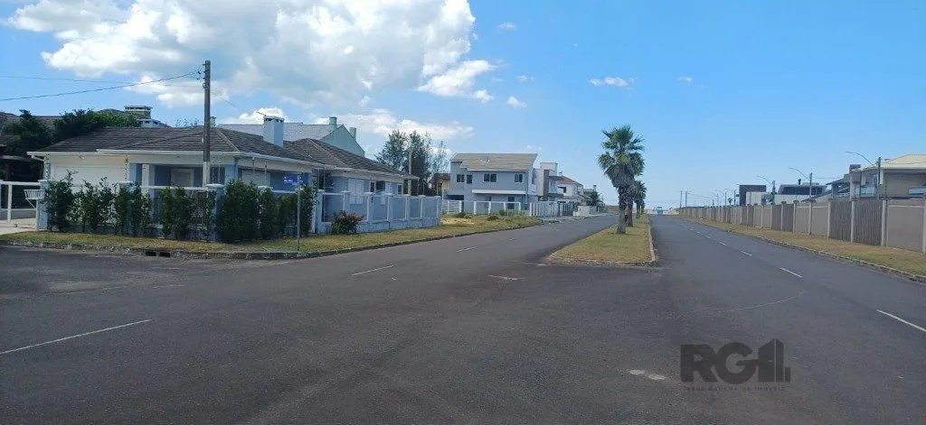 Imagem Ótima casa com 4 dormitórios na Praia de Atlântida Sul (Osório-RS)