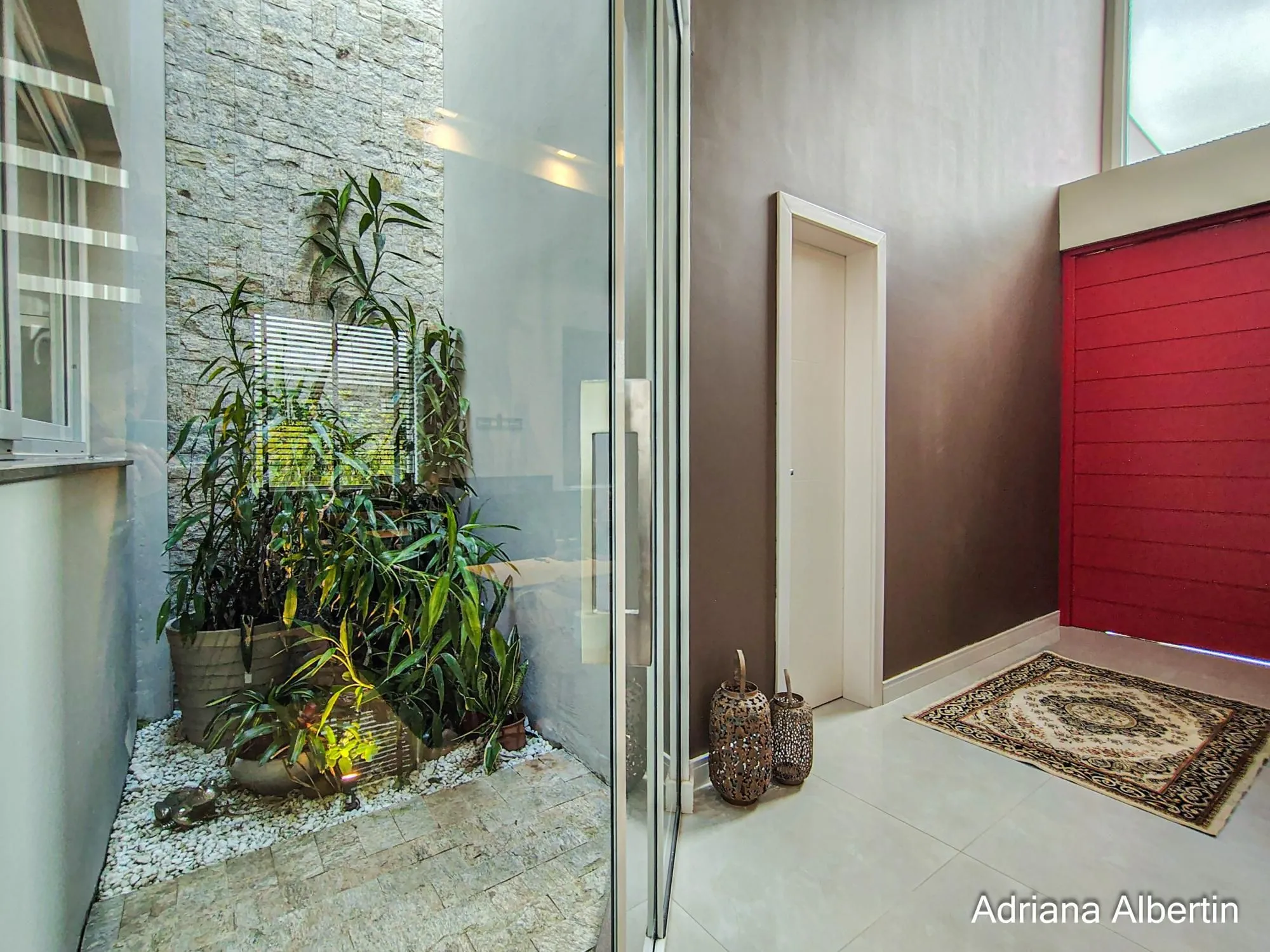 Imagem ALPHAVILLE PORTO ALEGRE | CASA COM FUNDOS PARA APP E ÁREA EXTERNA COMPLETA
