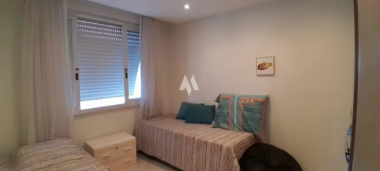 Imagem APARTAMENTO FRENTE NO BAIRRO EMBARÉ COM 3 QUARTOS (01 SUÍTE) + DEPENDÊNCIA COMPLETA, VISTA LIVRE, 01 QUADRA DA PRAIA.