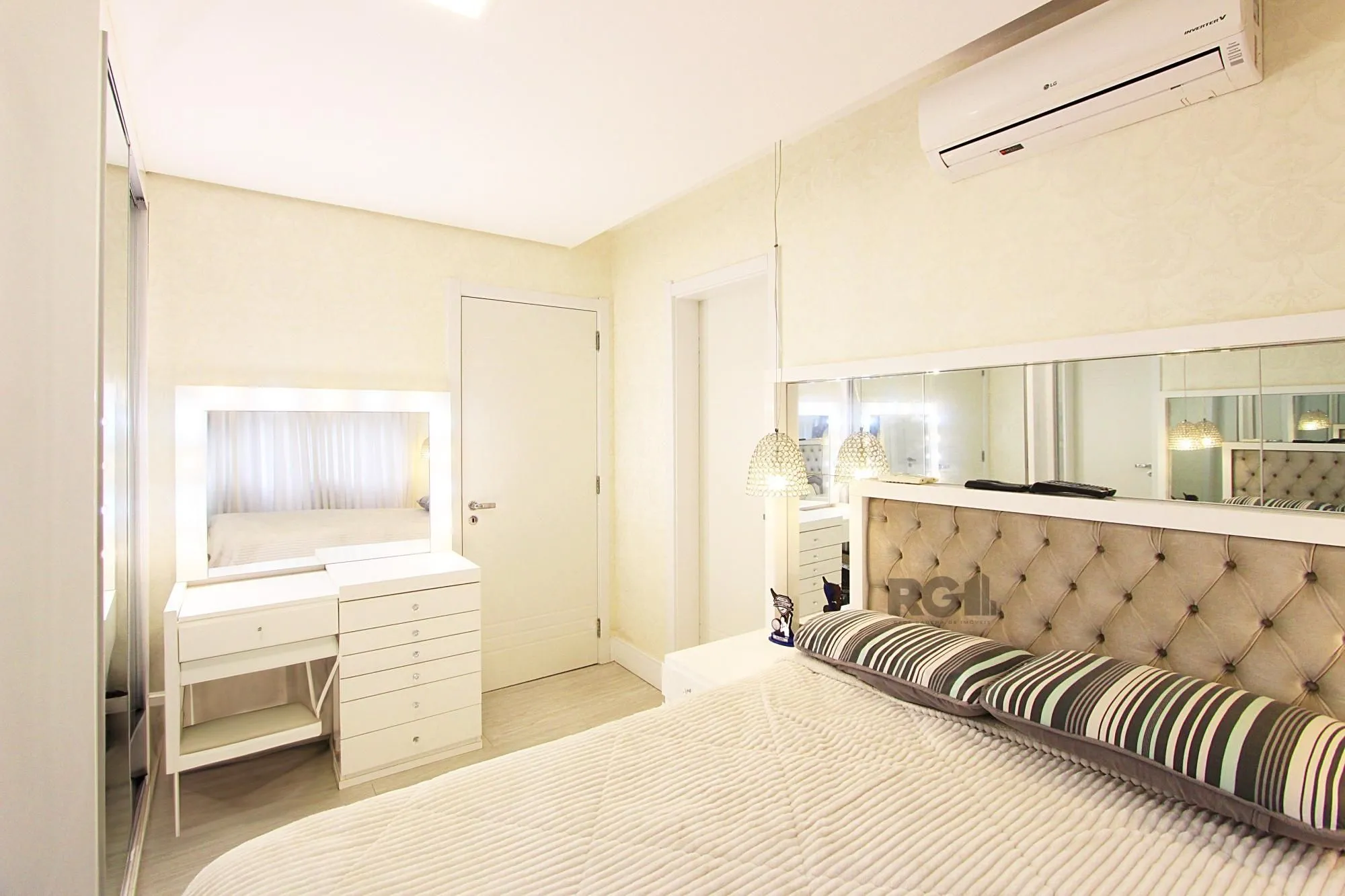 Imagem apartamento de 3 dormitórios, com 3 suítes no bairro Menino Deus