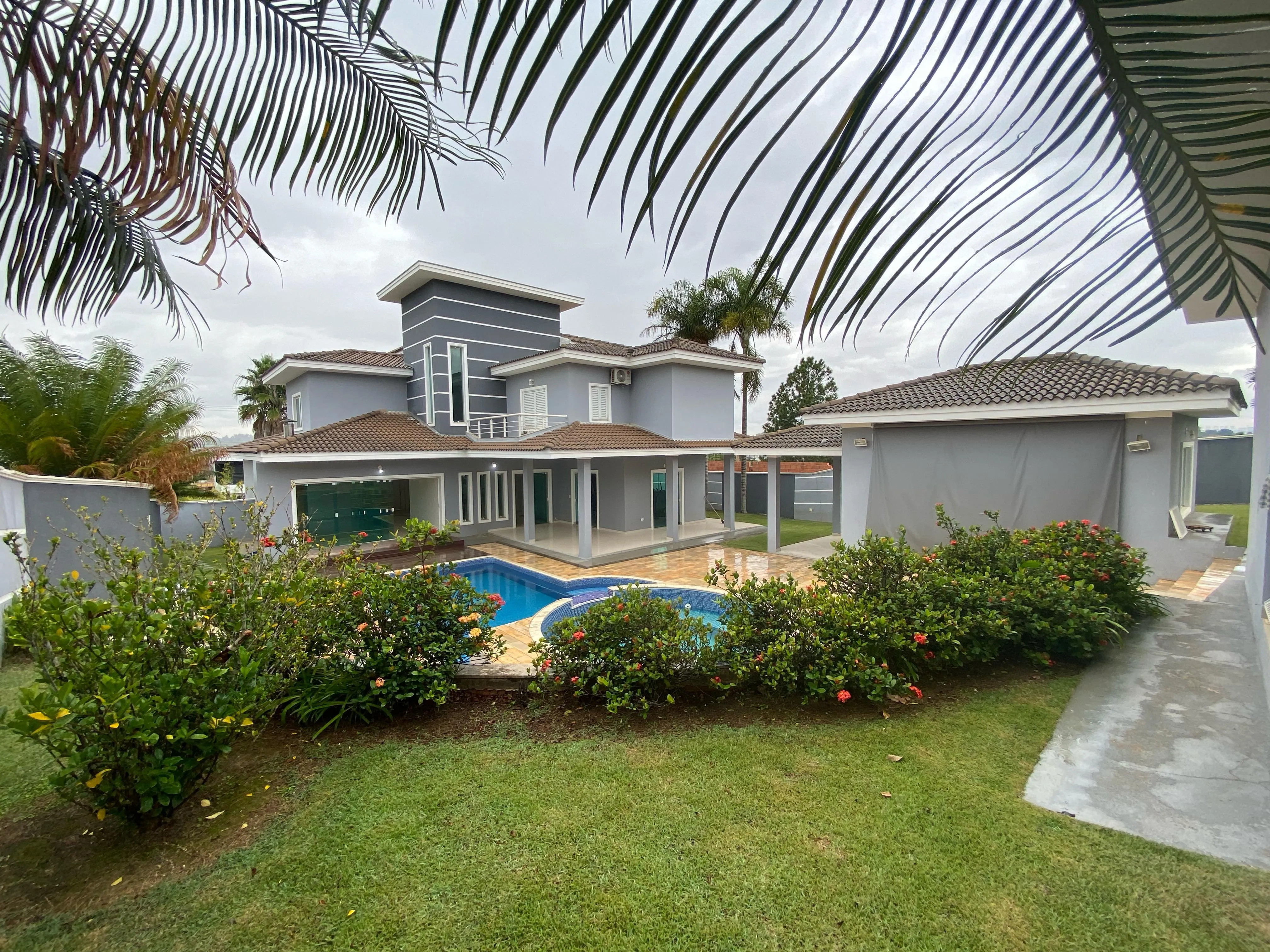 Imagem Exclusivo sobrado de alto padrão no Residencial Saint Charbel à 15min. do Parque Campolim e Shopping Iguatemi