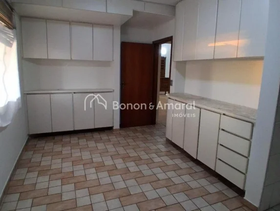Imagem Linda casa assobrada com 3 quartos sendo 1 suíte, 4 vagas, area de lazer e Localização ótima, pr...