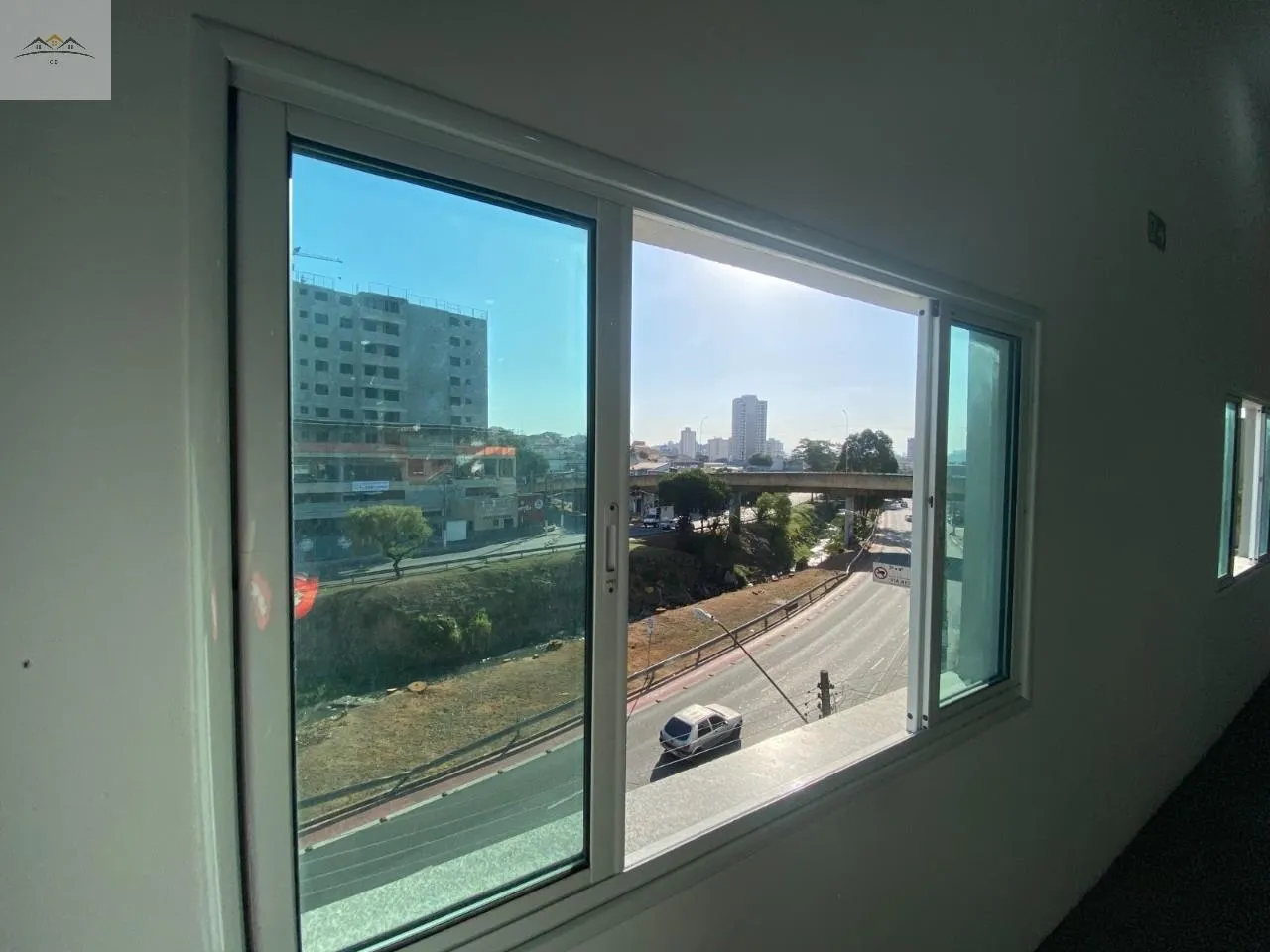 Imagem Salão comercial para locação em Osasco na Av. Santo Antônio 220m² pé direito 5,80m