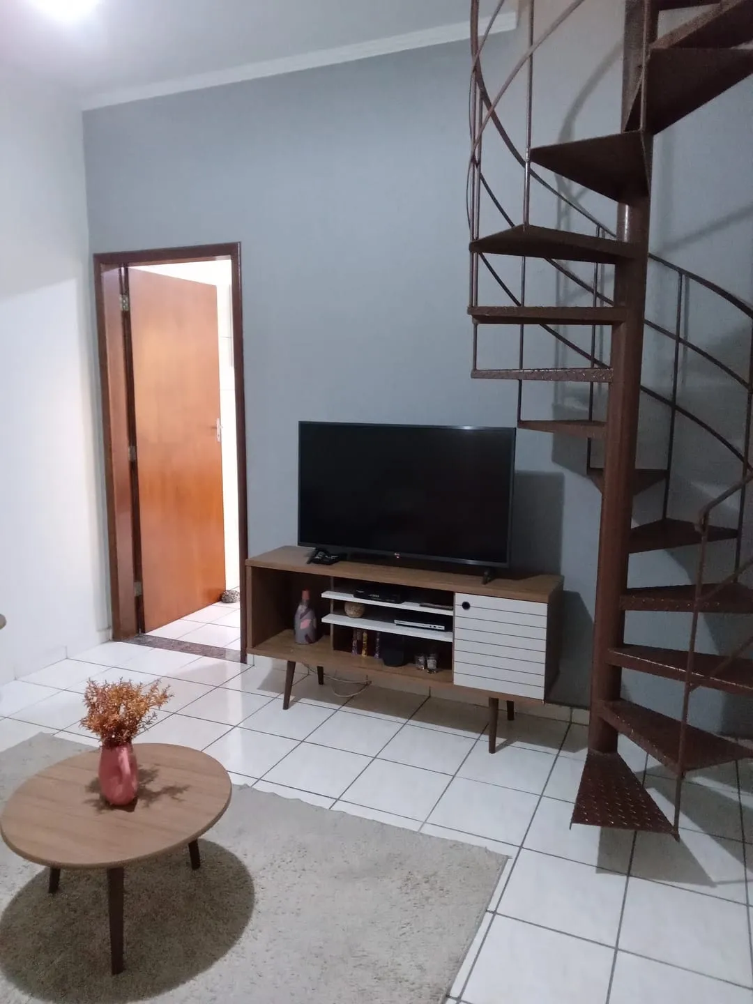 Imagem Sobrado à Venda no Bairro Maria Áurea, em Pindamonhangaba, Próximo ao Centro e à Avenida Principal