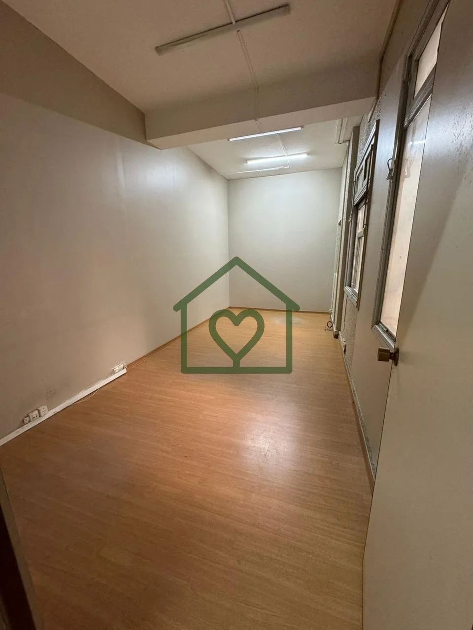 Imagem Conjunto de salas completas em andar inteiro, com recepção, copa, cozinha, depósito e banheiros. ...