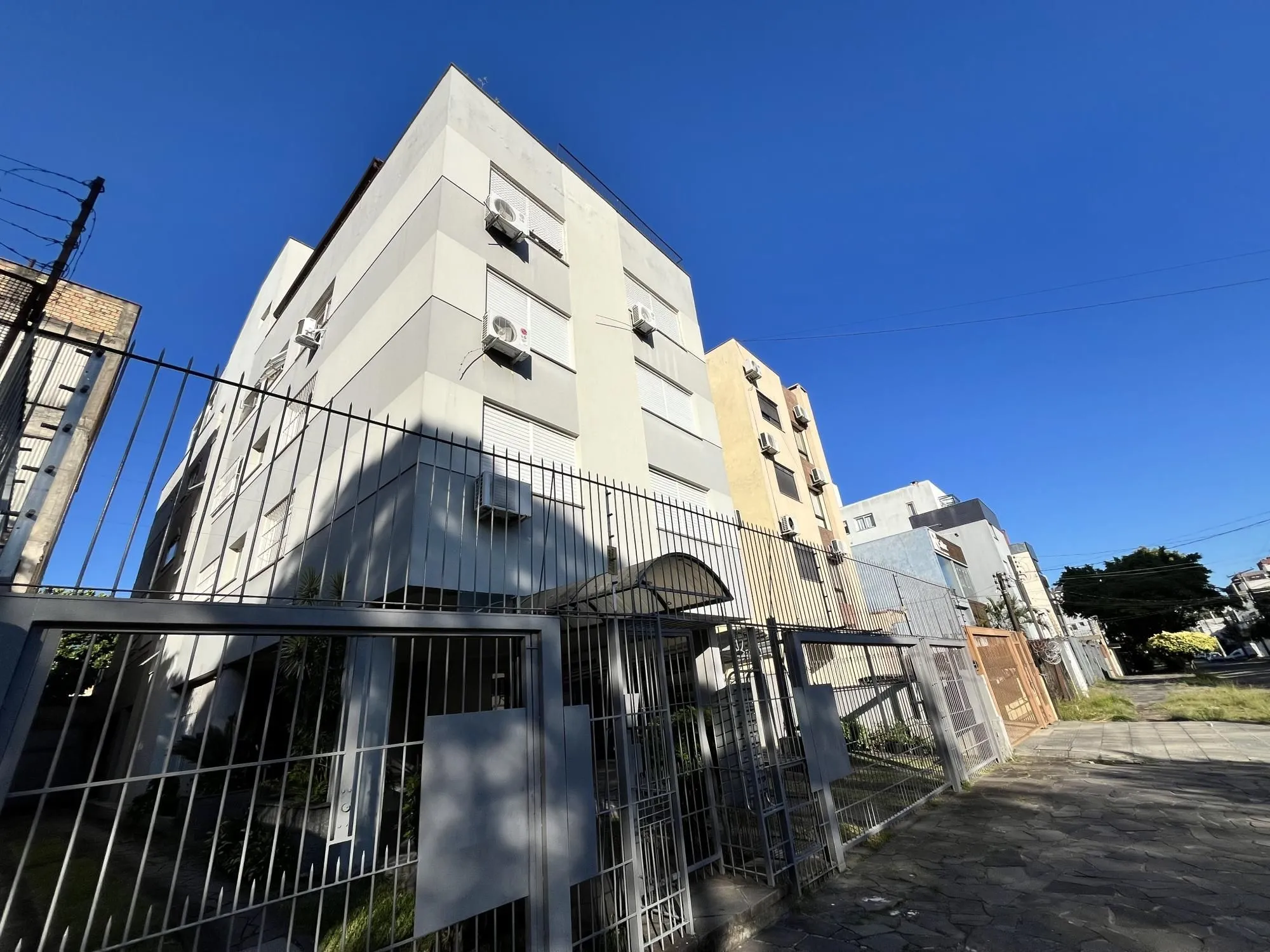 Imagem Apartamento de 2 quartos, suíte e 1 vaga de garagem no bairro Santana em POA/RS