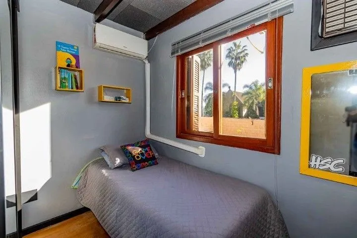 Imagem Casa de 3 dormitórios, em condomínio fechado na zona sul de Porto Alegre, com lareira, churrasqueira e vaga de garagem.