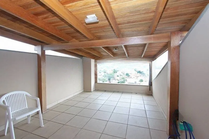 Imagem EXCELENTE CASA COM 4 DORMITÓRIOS, 6 VAGAS DE GARAGEM E VISTA PANORÂMICA.