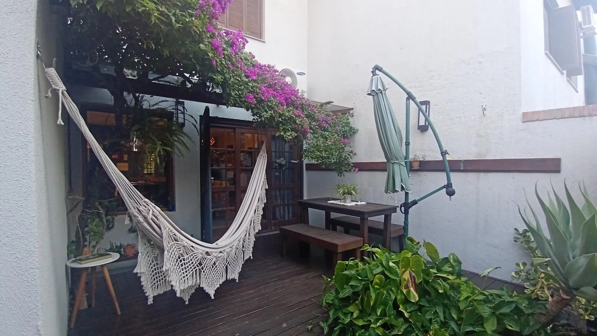 Imagem Casa de Condomínio com 3 Suítes, no bairro Tristeza