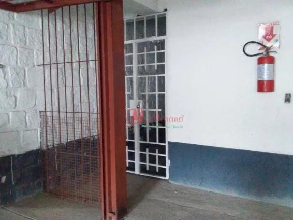 Imagem Na Cidade Baixa, térreo, 3 dormitórios, pátios e 3 vagas.