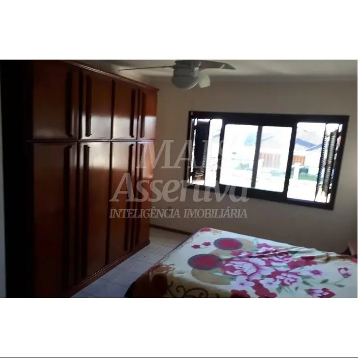 Imagem Imbé RS
Apenas R$ 490.000,00
Sensacional casa/sobrado de veraneio, terreno fechado, portões,  ...