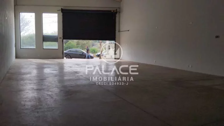 Imagem .Barracão excelente localização com 271,75 m²
 Salão comercial 
 02 banheiros social,;
 Cozinh...