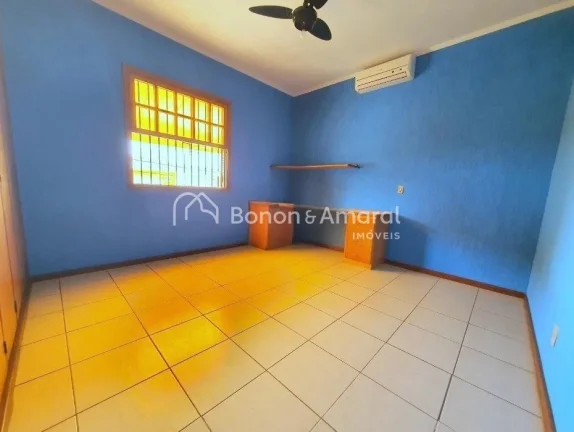 Imagem Ampla casa térrea para locação, com 3 dormitórios sendo 1 suíte, armários embutidos e ventilad...