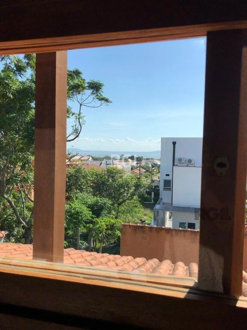 Imagem Casa residencial de 3 dormitórios sendo um uma suíte localizada no bairro Guarujá.