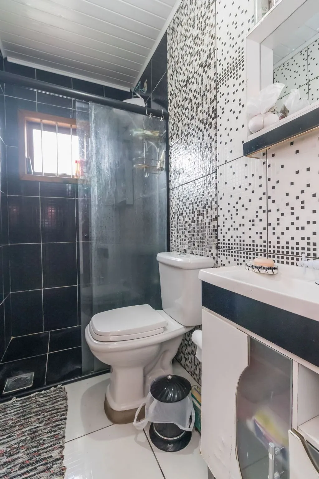 Imagem Casa de 6 dormitórios à venda Bairro Vila Nova - Porto Alegre