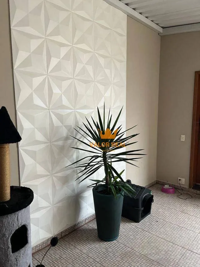 Imagem Casa de noivos em rua tranquila e com segurança. AT 394 m2, 3 Dorm, 2 Suites, Salão de Festas, R$ 790.500