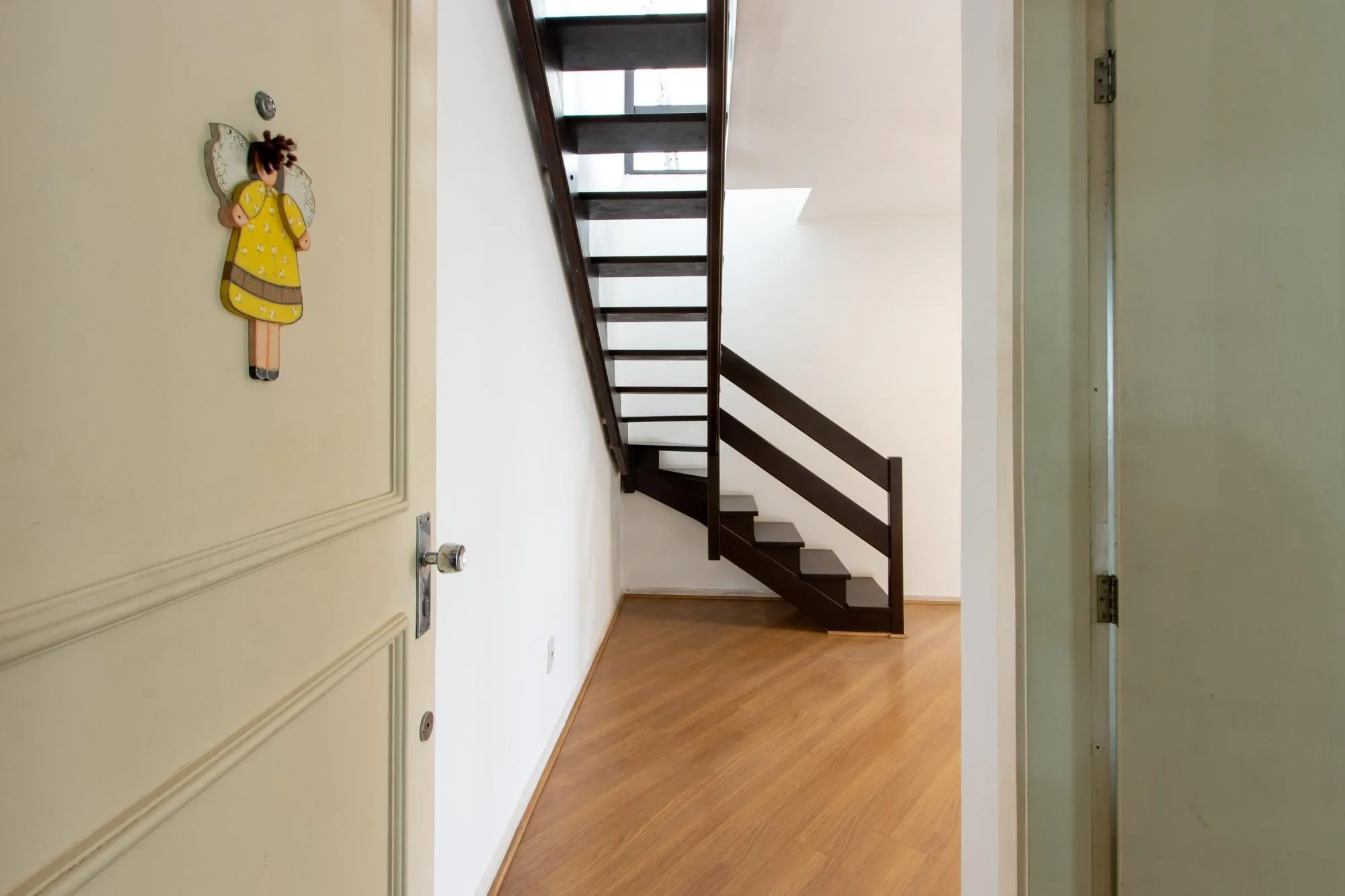 Imagem Cobertura com 137m², no Bairro Cristal, de 2 dormitórios, sento uma suíte, ampla sacada, churrasqueira, vista panorâmica, vaga coberta.